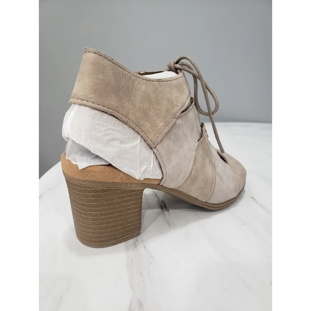 NEW NO BOX ROCKPORT Hattie Sandal Boho Beige Leather BLock Kitten Heel Neutral